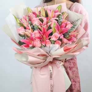 �������-11֦�����ȷ�õ�塢4֦��ɫ��ͷ�ٺϣ��ȼ�����׺ ��װ���ڳİ�ɫѩ��ֽ����Χ��ɫŷ��ֽ������װ��ͬɫϵ�д�����